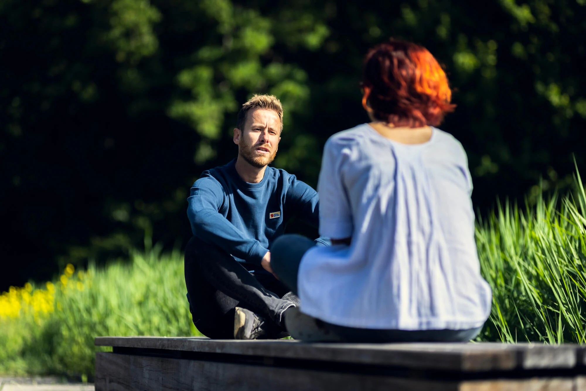 Stress Coach en een cliënt Stress buiten Coach heeft een gesprek met een cliënt in de natuur