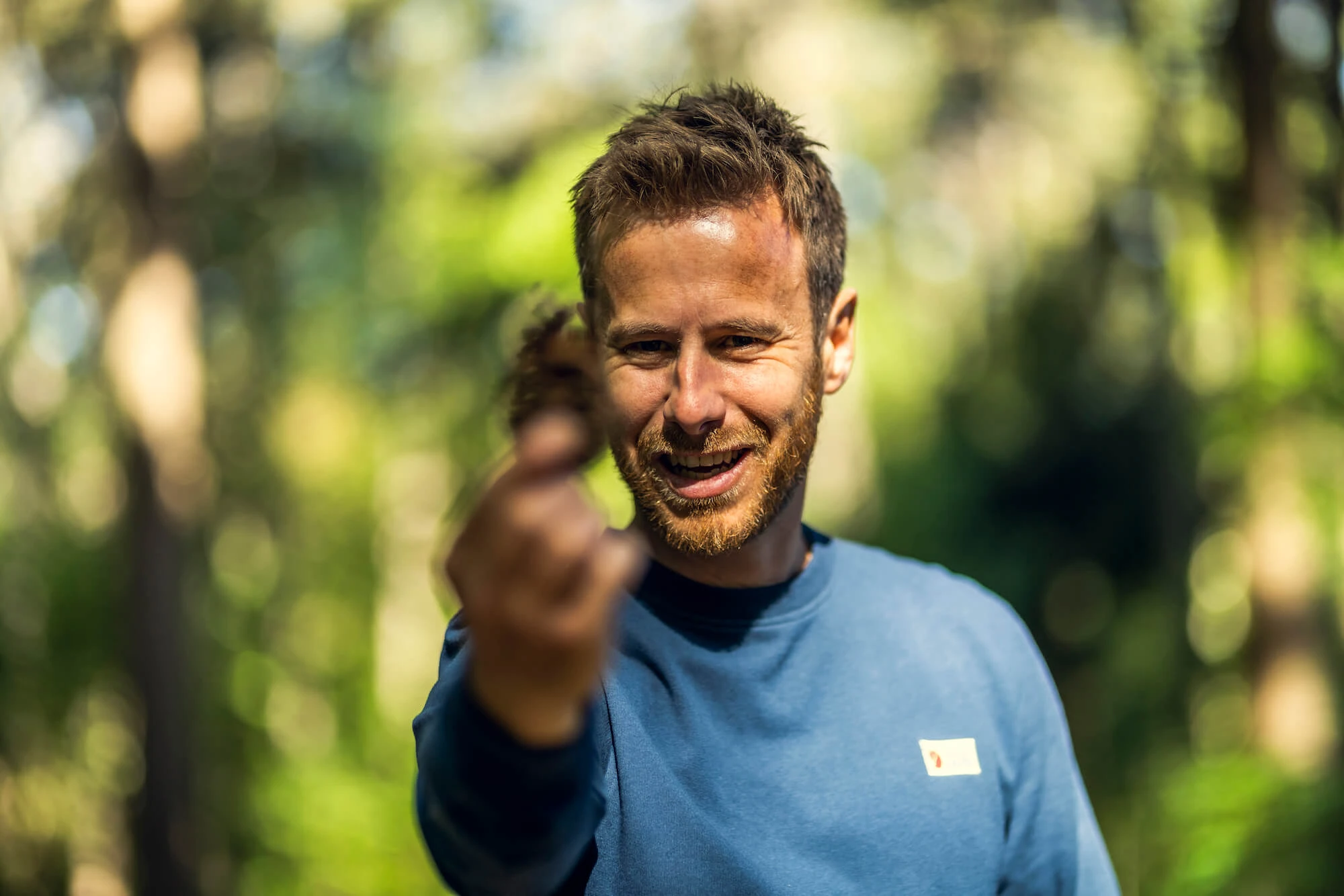 Michel de Wit Burn out coach gooit een dennenappel in de lucht als oefening